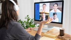 Mujer en una reunión por videoconferencia