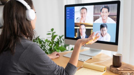 Mujer en una reunión por videoconferencia